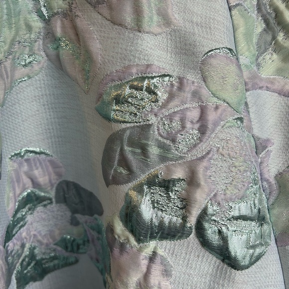 LIKE NEW - gorgeous Arianne Pastel Floral shimmer top - Picture 4 of 10